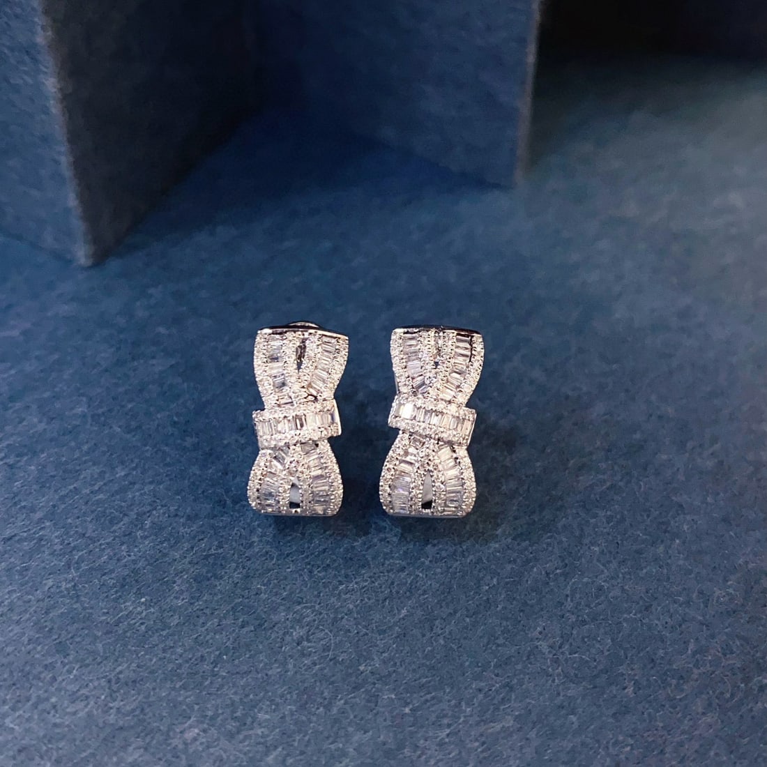 14k Gold 0.8 Ct Natural H Diamond Earrings: Ref:231020249 // gold content:14k gold // main gemstone:diamond // shape:multiply // carat weight:0. 8ct // clarity grade:vs-si // color:h // treatment:natural // Condition: New Low Estimate: 4000
