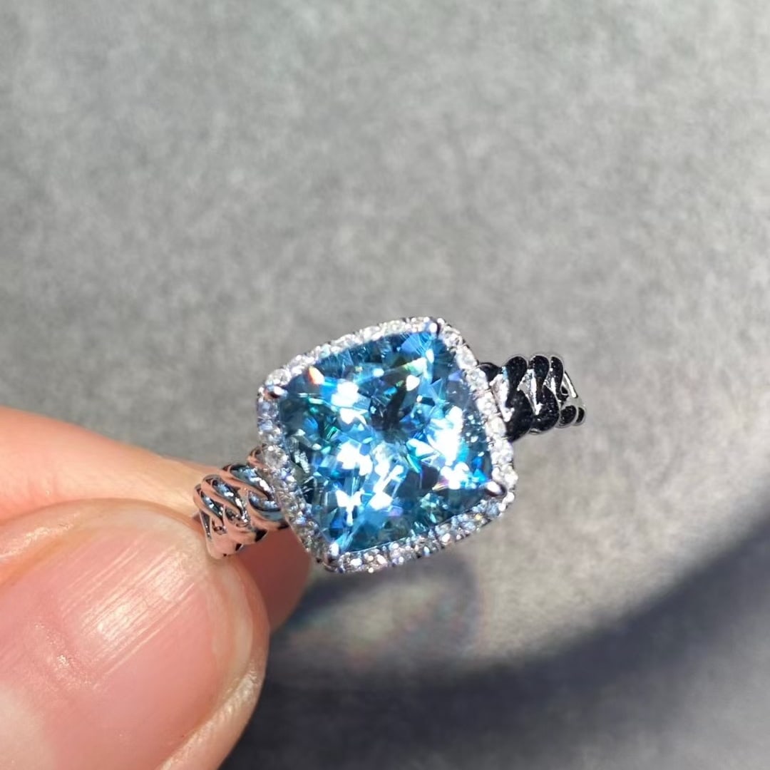 14k Gold 2.34 Ct Natural Aquamarine & Diamond Ring: Ref:231020260 // gold content:14k gold // ring size:7. 25us // // main gemstone:aquamarine // shape:cushion // carat weight:2. 34ct // color:blue // treatment:natural // // adjacent gemstone 2 :