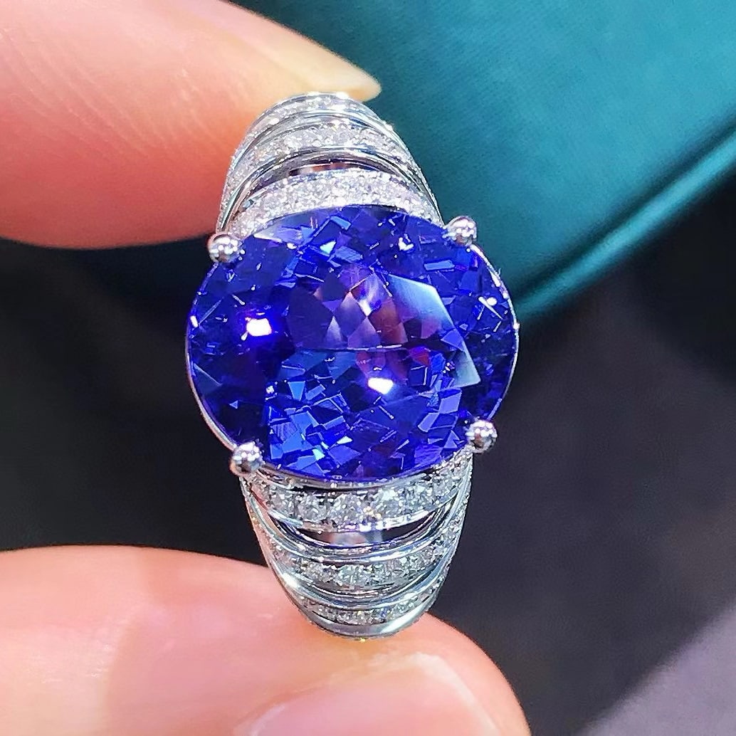 14k Gold 4.62 Ctw Natural Tanzanite & Diamond Ring: Ref:231020261 // gold content:14k gold // ring size:7. 25us // // main gemstone:tanzanite // shape:oval // carat weight:4. 29ct // color:blue // treatment:natural // // adjacent gemstone 2 : diamond /