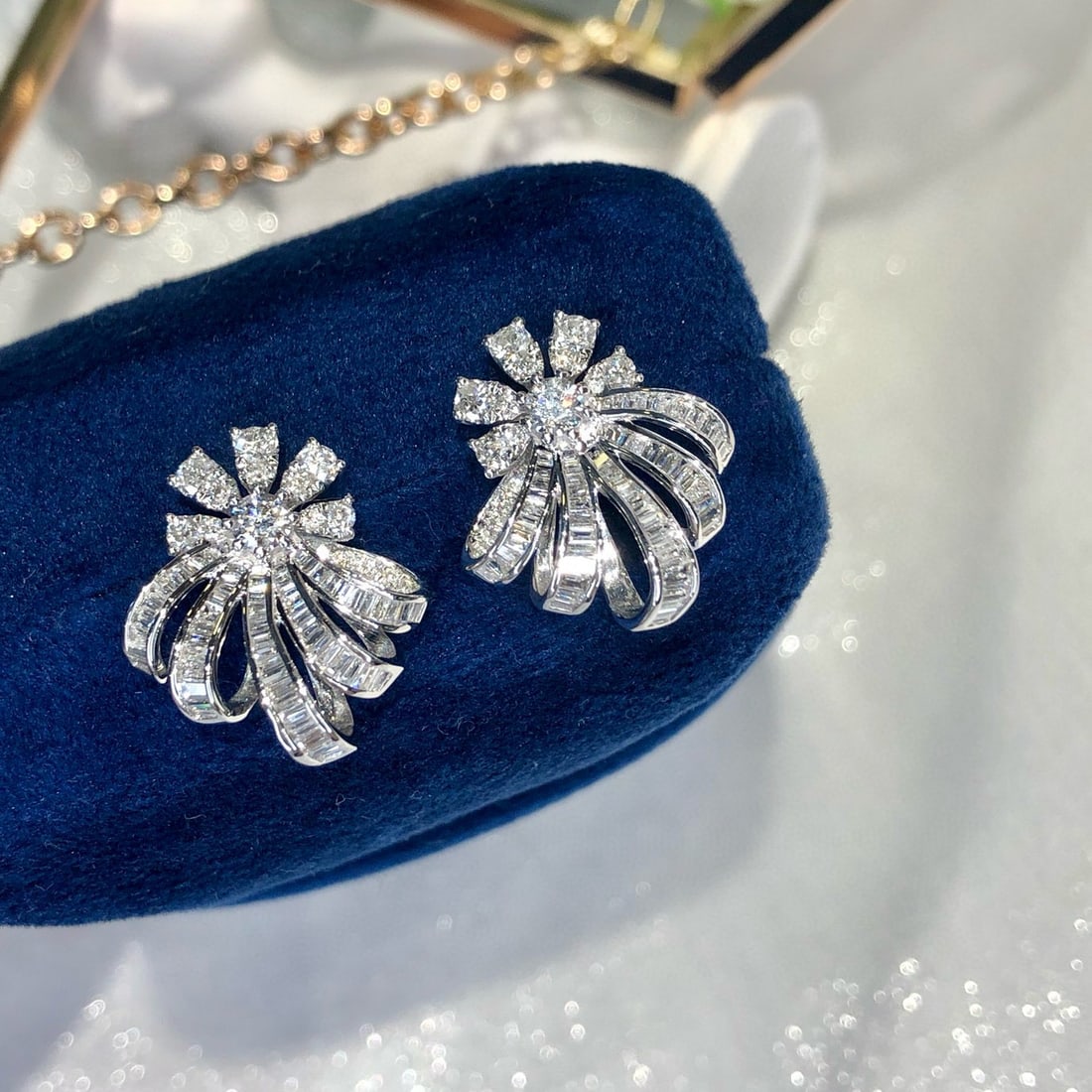 14k Gold 1.26 Ct Natural H Diamond Earrings: Ref:231020287 // gold content:14k gold // main gemstone:diamond // shape:multiply // carat weight:1. 26ct // clarity grade:vs-si // color:h // treatment:natural // High Estimate: 6600 Low Estimate: