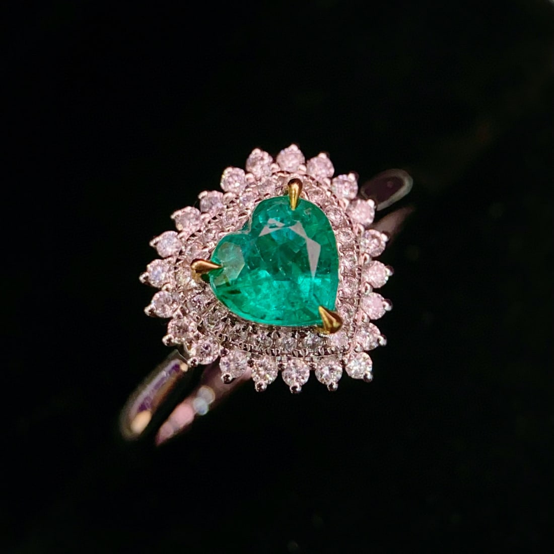 14k Gold 1.08 Ctw Natural Emerald & Diamond Ring: Ref:231020294 // gold content:14k gold // ring size:7. 25us // // main gemstone:emerald // shape:heart // carat weight:0. 8ct // color:green // treatment:natural // // adjacent gemstone 2 : diamond //