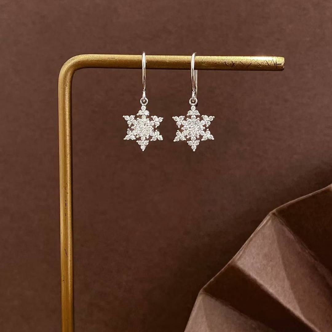 14k Gold 0.4 Ct Natural H Diamond Earrings: Ref:231020305 // gold content:14k gold // main gemstone:diamond // shape:round // carat weight:0. 4ct // clarity grade:vs-si // color:h // treatment:natural // cut grade:g // High Estimate: 3300 Low