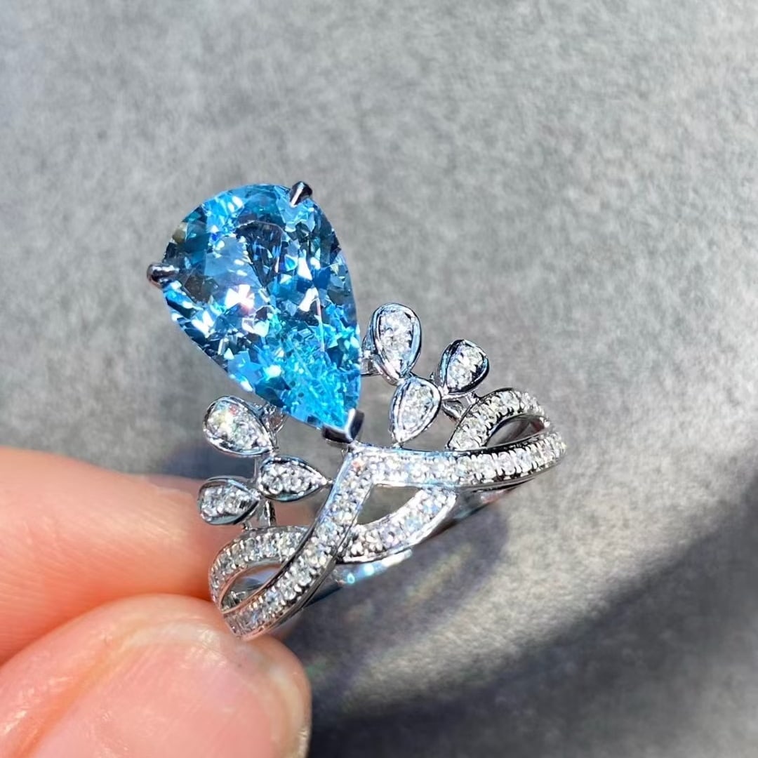 14k Gold 2.90 Ctw Natural Aquamarine & Diamond Ring: Ref:231020316 // gold content:14k gold // ring size:7. 25us // // main gemstone:aquamarine // shape:pear // carat weight:2. 57ct // color:santa maria color // treatment:natural // // adjacent gemstone