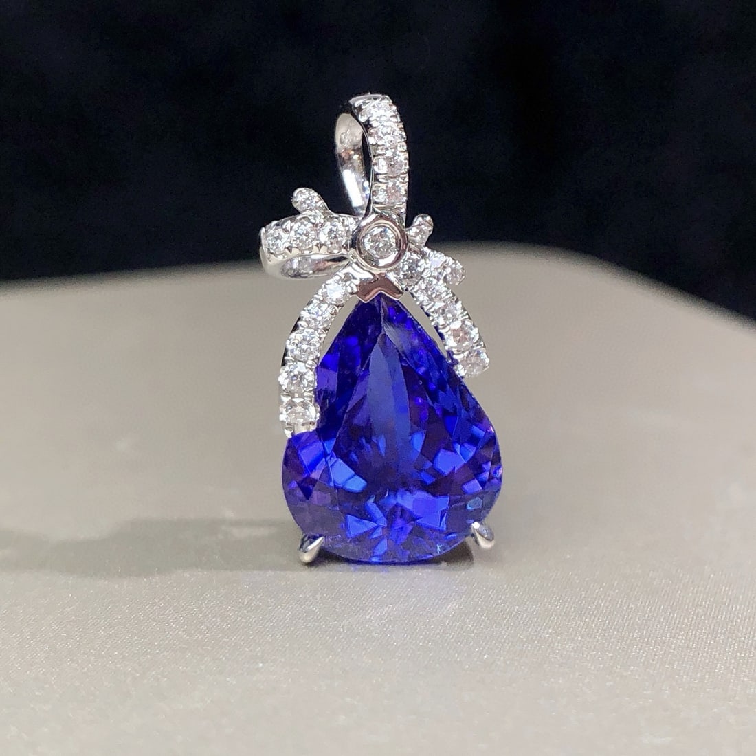 14k Gold 2.78 Ctw Natural Tanzanite & Diamond Pendant( Without Chain ): Ref:231020323 // gold content:14k gold // main gemstone:tanzanite // shape:pear // carat weight:2. 64ct // color:blue // treatment:natural // // adjacent gemstone 2 : diamond // shape:round // carat