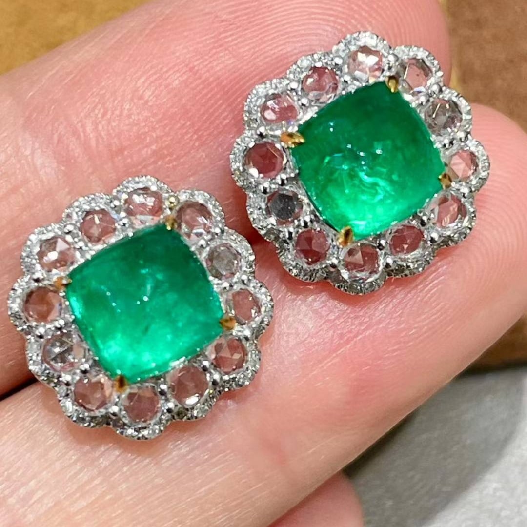 14k Gold 3.23 Ct Vivid Green Natural Emerald & Sapphire & Diamond Earrings: Ref:231020326 // gold content:14k gold // main gemstone:emerald // shape:suger-loaf // carat weight:3. 23ct // color:vivid green // treatment:natural // // adjacent gemstone 2 : sapphire //