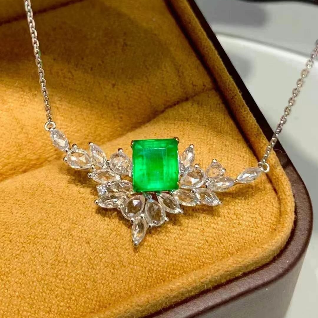 14k Gold 1.35 Ct Vivid Green Natural Emerald & Sapphire & Diamond Necklace: Ref:231020327 // gold content:14k gold // main gemstone:emerald // shape:octagonal // carat weight:1. 35ct // color:vivid green // treatment:natural // // adjacent gemstone 2 : sapphire // shape:multi
