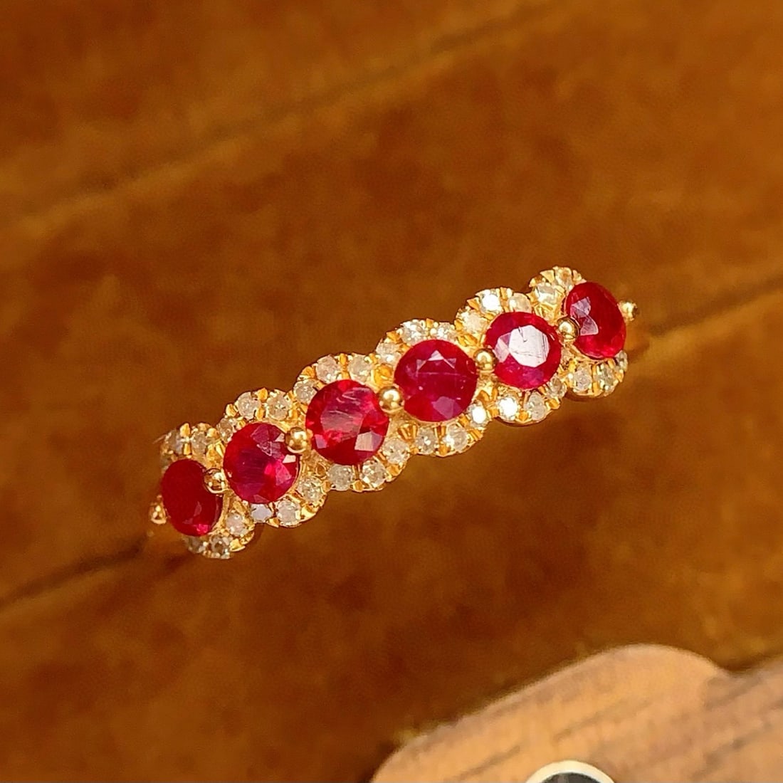 14k Gold 0.8 Ct Natural Ruby & Diamond Ring: Ref:231020330 // gold content:14k gold // ring size:7. 25us // // main gemstone:ruby // shape:round // carat weight:0. 8ct // color:red // treatment:natural // cut grade:g // // adjacent gemstone 2 :