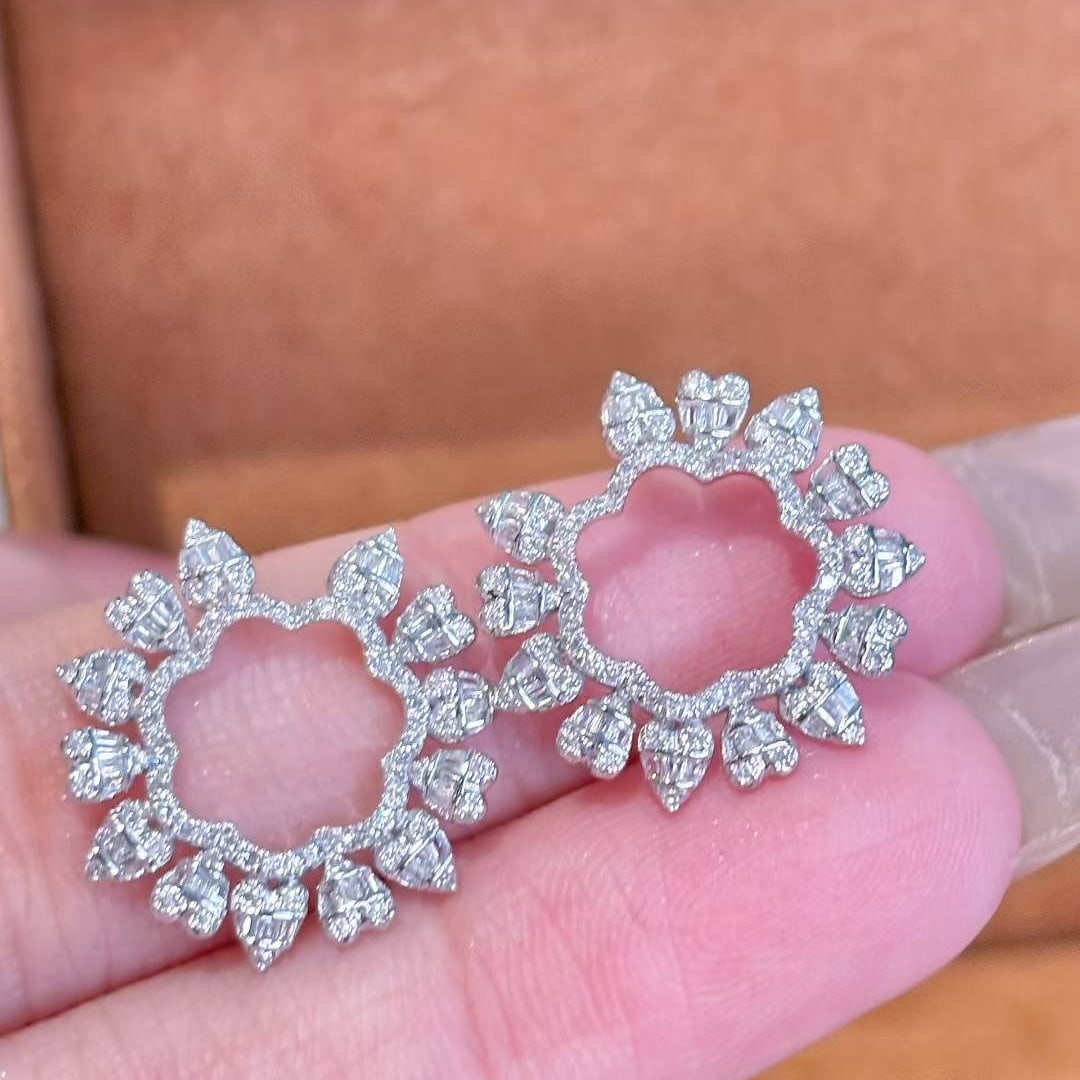 14k Gold 1 Ct Natural H Diamond Earrings: Ref:231020351 // gold content:14k gold // main gemstone:diamond // shape:multiply // carat weight:1ct // clarity grade:vs-si // color:h // treatment:natural // Low Estimate: 2600 High Estimate: 4000