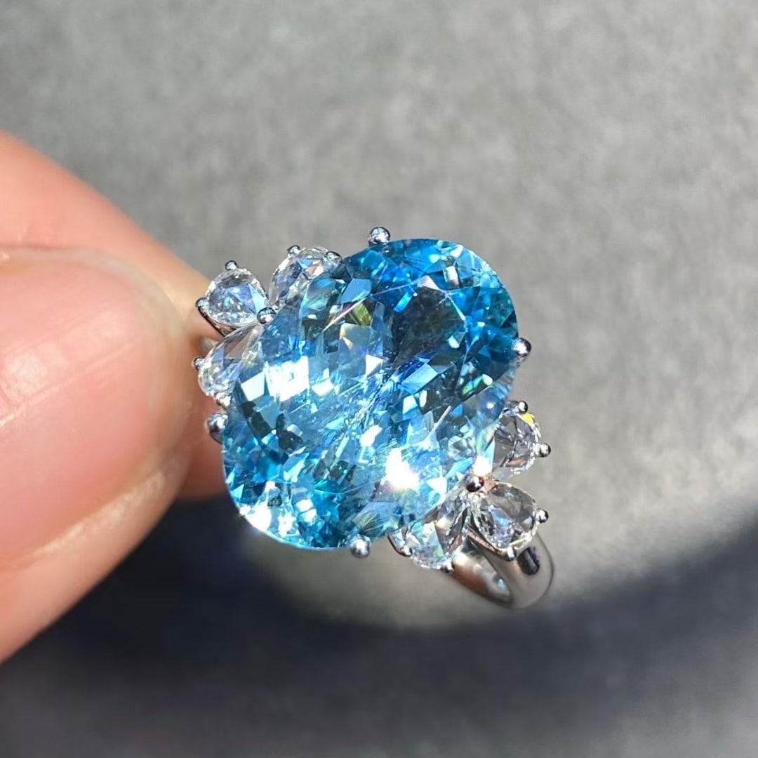 14k Gold 3.7 Ctw Natural Aquamarine & Diamond Ring: Ref:231020372 // gold content:14k gold // ring size:7. 25us // // main gemstone:aquamarine // shape:oval // carat weight:3. 5ct // color:santa maria color // treatment:natural // // adjacent gemstone 