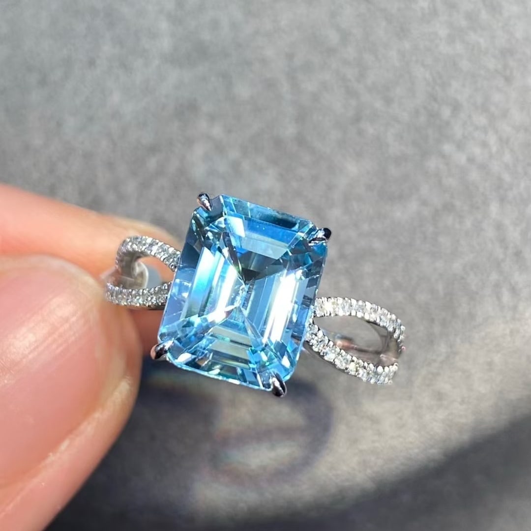 14k Gold 2.47 Ct Natural Aquamarine & Diamond Ring: Ref:231020376 // gold content:14k gold // ring size:7. 25us // // main gemstone:aquamarine // shape:octagonal // carat weight:2. 47ct // color:santa maria color // treatment:natural // // adjacent gem