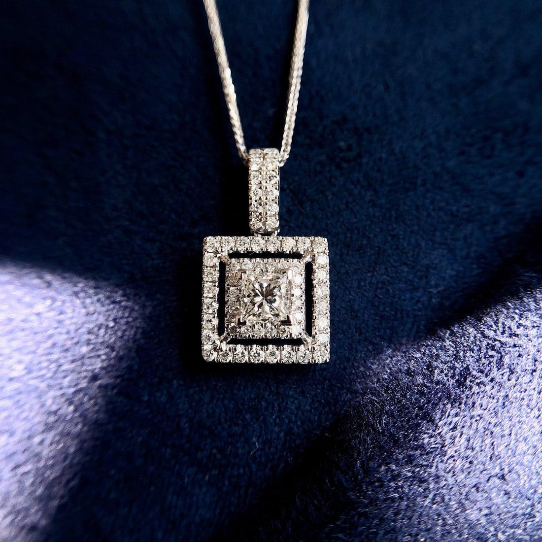 14k Gold 0.54 Ctw Natural H Diamond Necklace: Ref:231020379 // gold content:14k gold // main gemstone:diamond // shape:princess // carat weight:0. 3ct // clarity grade:vs-si // color:h // treatment:natural // // adjacent gemstone 2 : diamond //
