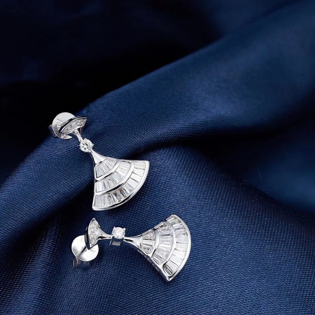 14k Gold 0.60 Ctw Natural H Diamond Earrings: Ref:231020385 // gold content:14k gold // main gemstone:diamond // shape:baguette // carat weight:0. 52ct // clarity grade:vs-si // color:h // treatment:natural // // adjacent gemstone 2 : diamond //