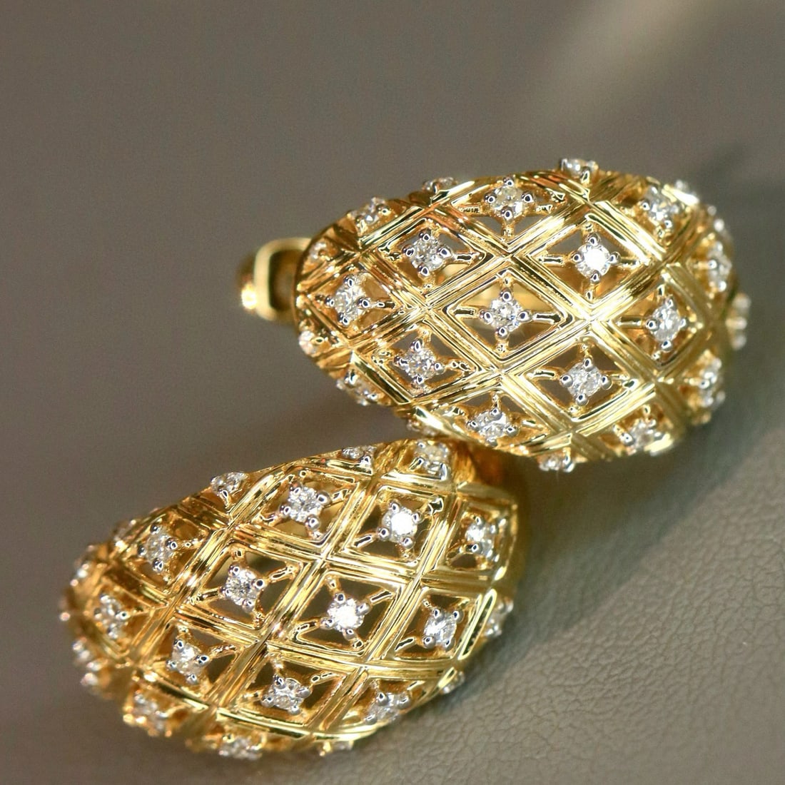 14k Gold 0.32 Ct Natural H Diamond Earrings: Ref:231020386 // gold content:14k gold // main gemstone:diamond // shape:round // carat weight:0. 32ct // clarity grade:vs-si // color:h // treatment:natural // cut grade:g // Low Estimate: 3700