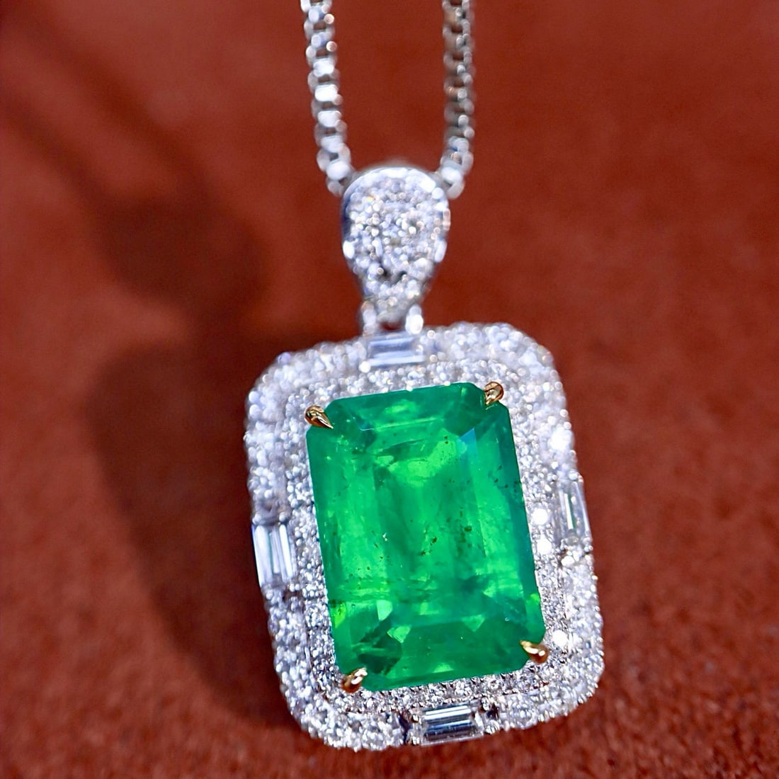14k Gold 2.15 Ctw Vivid Green Natural Emerald & Diamond Pendant( Without Chain ): Ref:231020393 // gold content:14k gold // main gemstone:emerald // shape:octagonal // carat weight:1. 87ct // color:vivid green // treatment:natural // // adjacent gemstone 2 : diamond // shape:multip