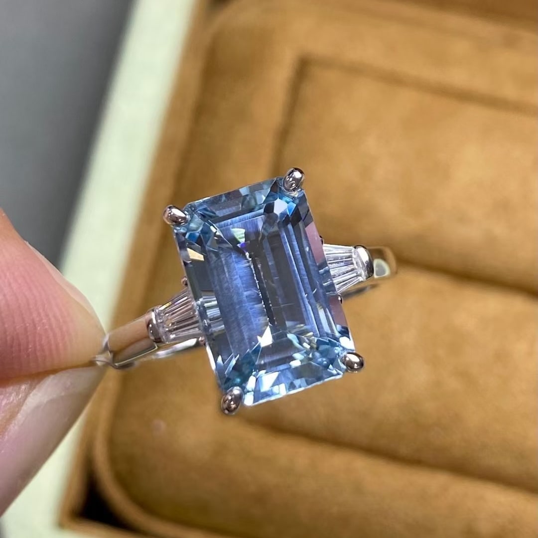 14k Gold 3.64 Ctw Natural Aquamarine & Diamond Ring: Ref:231020417 // gold content:14k gold // ring size:7. 25us // // main gemstone:aquamarine // shape:octagonal // carat weight:3. 55ct // color:blue // treatment:natural // // adjacent gemstone 2 : dia