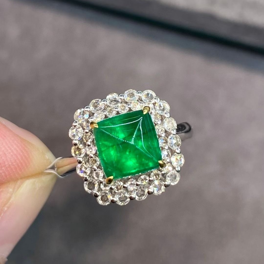 14k Gold 3.09 Ctw Vivid Green Natural Emerald & Diamond Ring: Ref:231020422 // gold content:14k gold // ring size:7. 25us // // main gemstone:emerald // shape:suger-loaf // carat weight:2. 62ct // color:vivid green // treatment:natural // // adjacent gemstone 2