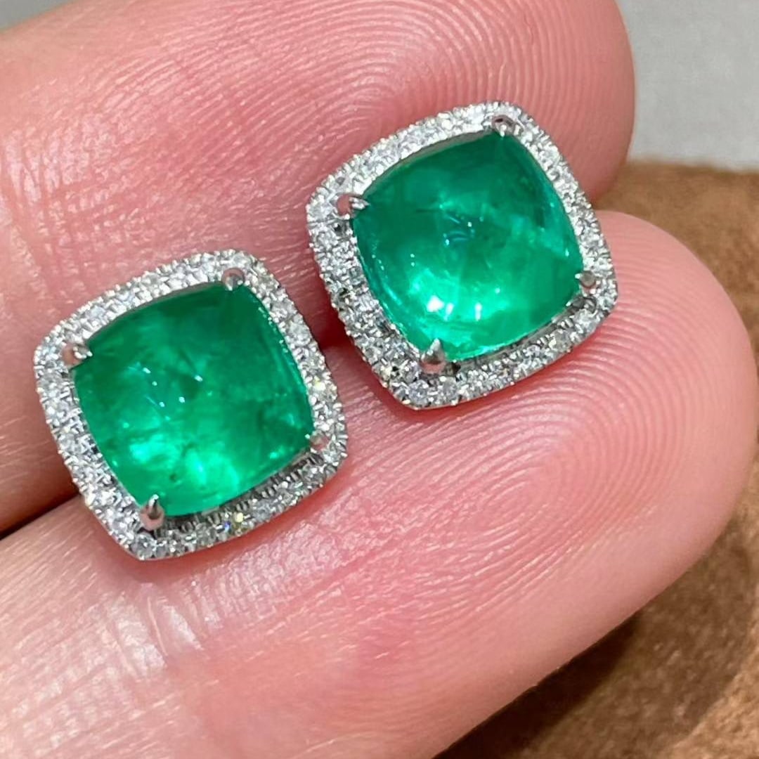 14k Gold 2.7 Ct Vivid Green Natural Emerald & Diamond Earrings: Ref:231020423 // gold content:14k gold // main gemstone:emerald // shape:suger-loaf // carat weight:2. 7ct // color:vivid green // treatment:natural // // adjacent gemstone 2 : diamond // shape:round