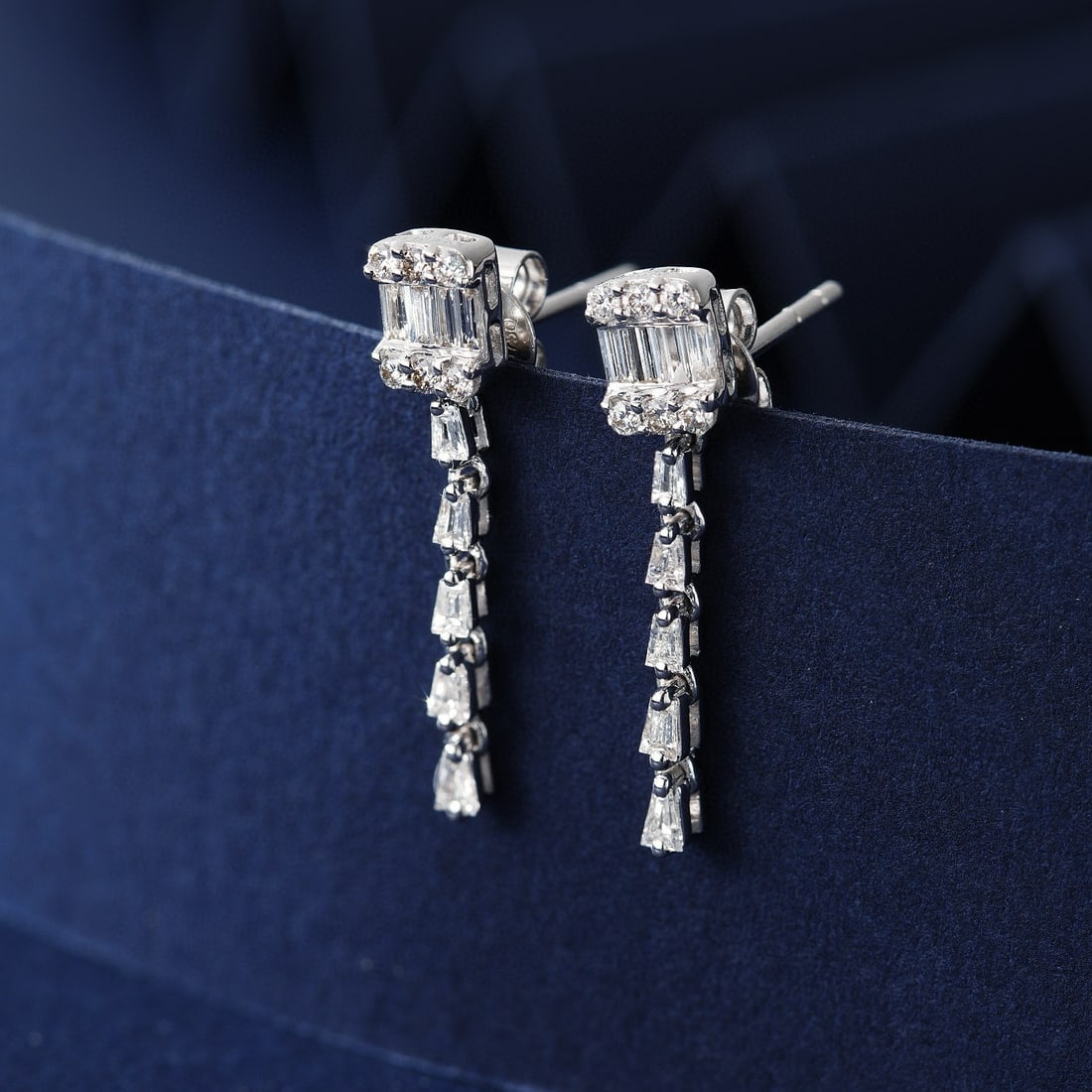 14k Gold 0.38 Ctw Natural H Diamond Earrings: Ref:231020425 // gold content:14k gold // main gemstone:diamond // shape:baguette // carat weight:0. 28ct // clarity grade:vs-si // color:h // treatment:natural // // adjacent gemstone 2 : diamond //
