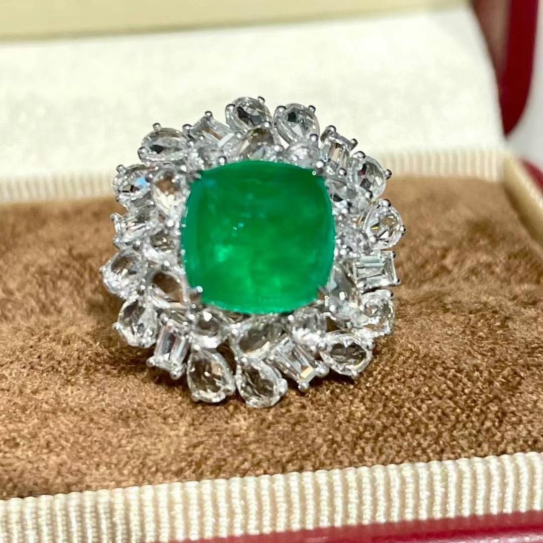14k Gold 3.5 Ct Vivid Green Natural Emerald & Sapphire & Diamond Ring: Ref:231020430 // gold content:14k gold // ring size:7. 25us // // main gemstone:emerald // shape:suger-loaf // carat weight:3. 5ct // color:vivid green // treatment:natural // // adjacent gemstone 2