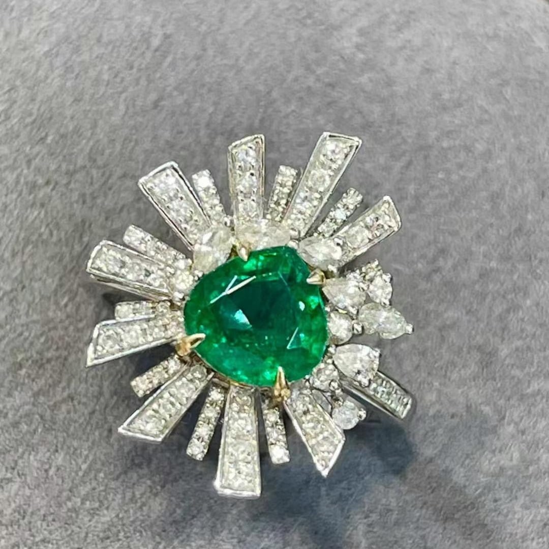 14k Gold 2.46 Ctw Vivid Green Natural Emerald & Diamond Ring: Ref:231020434 // gold content:14k gold // ring size:7. 25us // // main gemstone:emerald // shape:pear // carat weight:1. 66ct // color:vivid green // treatment:natural // // adjacent gemstone 2 :
