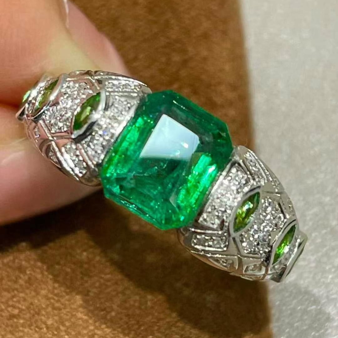 14k Gold 1.7 Ct Vivid Green Natural Emerald & Diamond & Tsavorite Ring: Ref:231020438 // gold content:14k gold // ring size:7. 25us // // main gemstone:emerald // shape:octagonal // carat weight:1. 7ct // color:vivid green // treatment:natural // // adjacent gemstone 2 :