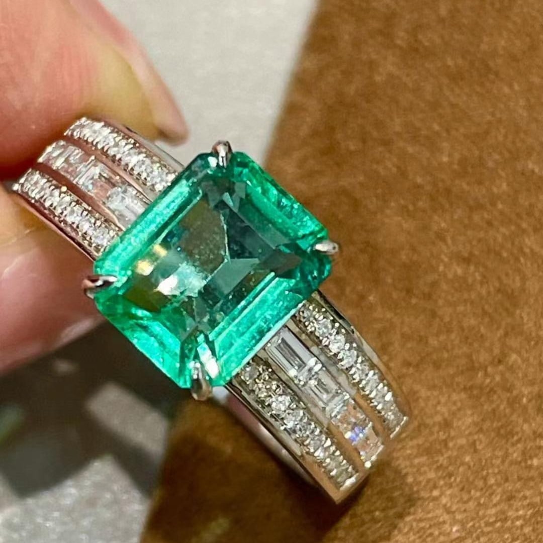 14k Gold 2 Ct Vivid Green Natural Emerald & Diamond Ring - 2