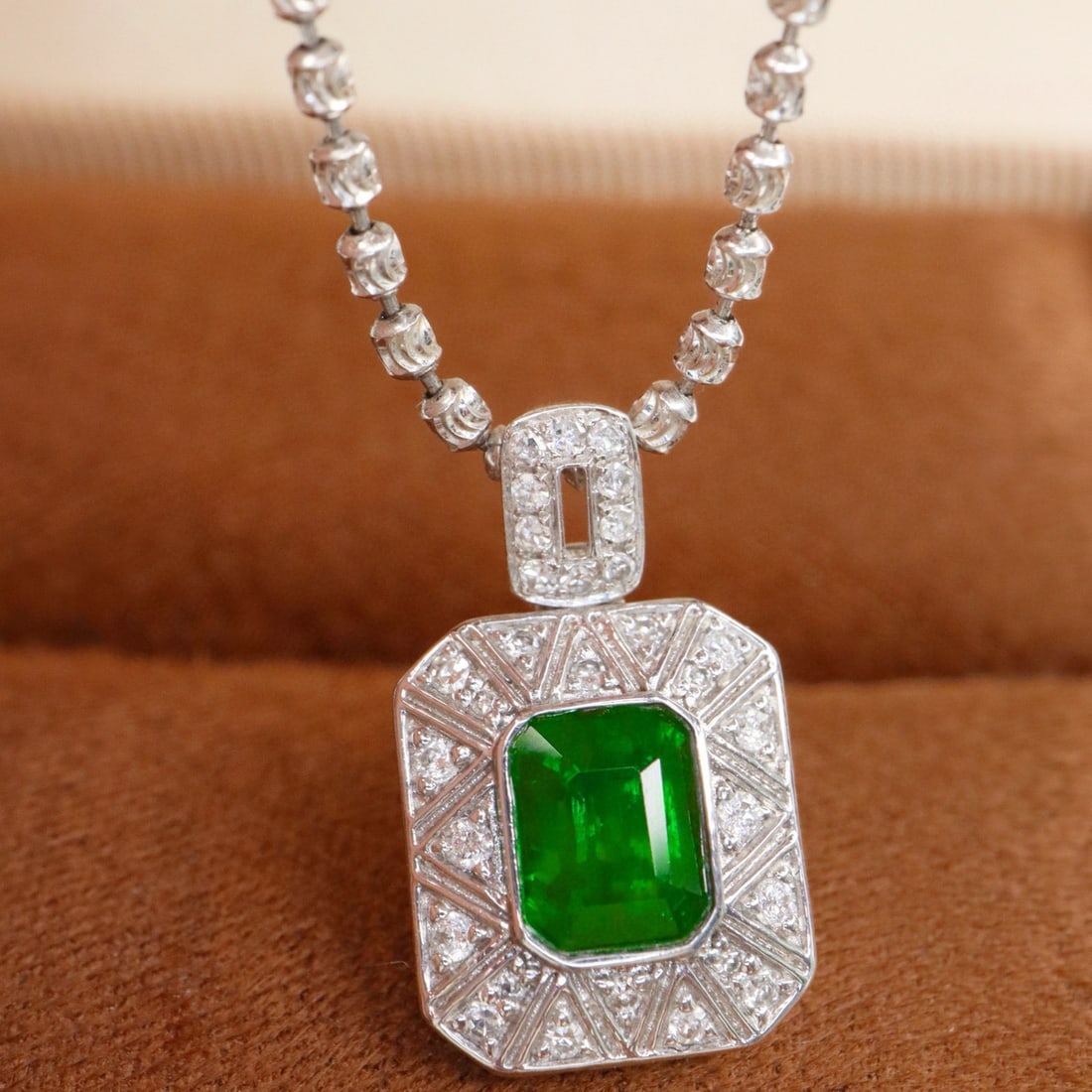 14k Gold 1.01 Ctw Vivid Green Natural Emerald & Diamond Pendant( Without Chain ): Ref:231020442 // gold content:14k gold // main gemstone:emerald // shape:octagonal // carat weight:0. 85ct // color:vivid green // treatment:natural // // adjacent gemstone 2 : diamond // shape:round