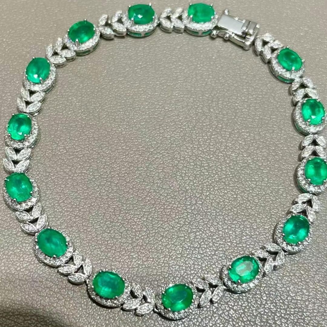14k Gold 5.05 Ct Vivid Green Natural Emerald & Diamond Bracelet: Ref:231020443 // gold content:14k gold // main gemstone:emerald // shape:oval // carat weight:5. 05ct // color:vivid green // treatment:natural // // adjacent gemstone 2 : diamond // shape:round //