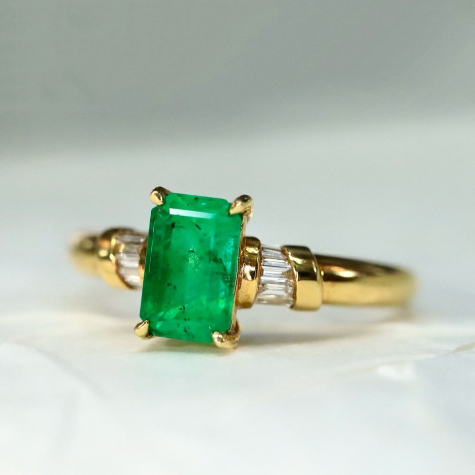 14k Gold 0.95 Ctw Natural Emerald & Diamond Ring: Ref:231029006 // gold content:14k gold // ring size:7. 25us // // main gemstone:emerald // shape:octagonal // carat weight:0. 8ct // color:green // treatment:natural // // adjacent gemstone 2 :