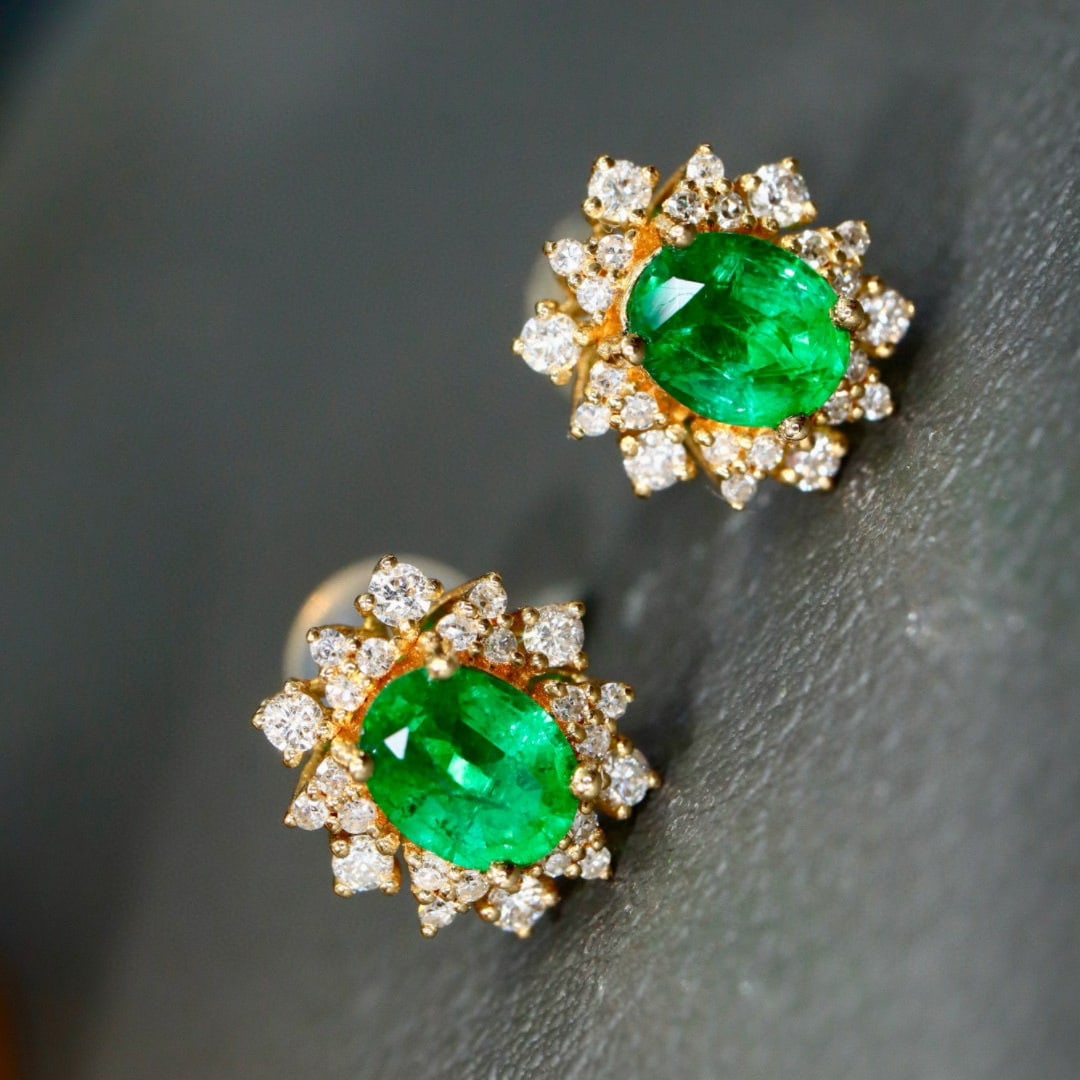 14k Gold 1.07 Ctw Natural Emerald & Diamond Earrings: Ref:231029014 // gold content:14k gold // main gemstone:emerald // shape:oval // carat weight:0. 75ct // color:green // treatment:natural // // adjacent gemstone 2 : diamond // shape:round // carat we