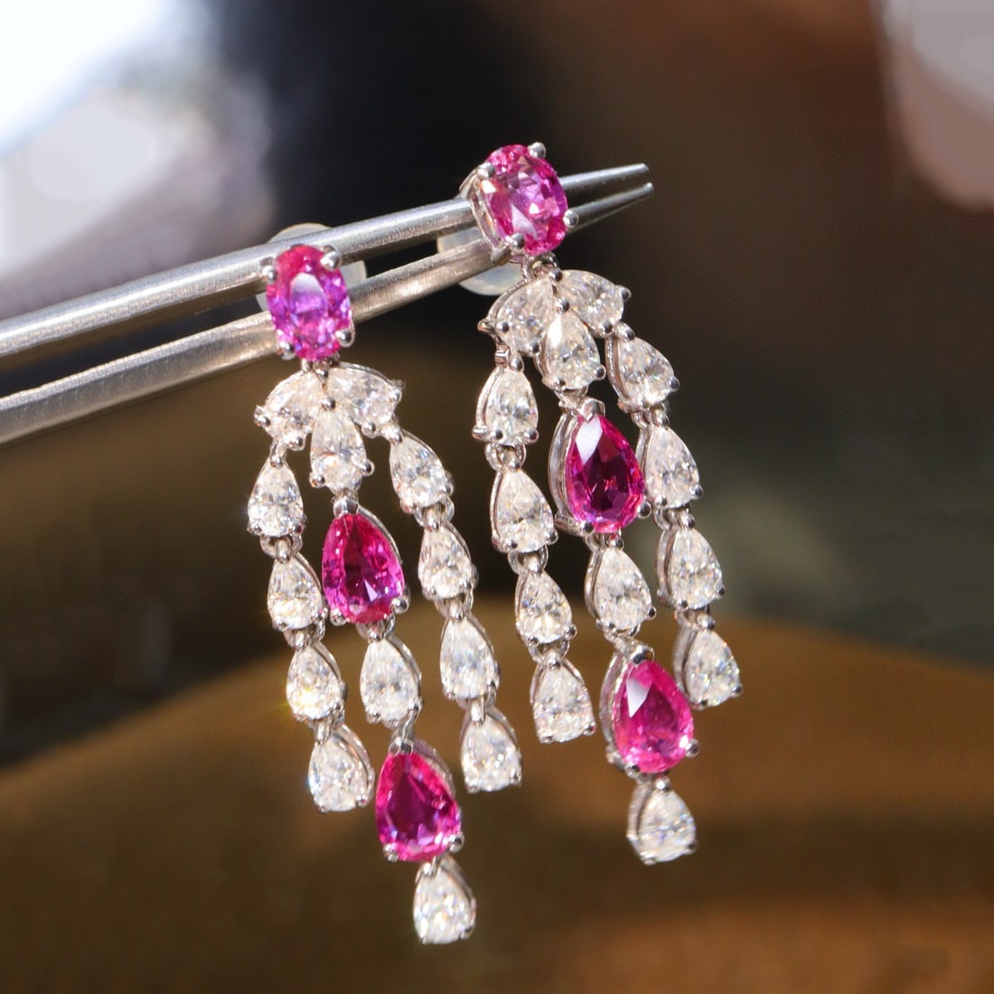 14k Gold 2.83 Ct Natural Ruby & Diamond Earrings: Ref:231029025 // gold content:14k gold // main gemstone:ruby // shape:multiply // carat weight:2. 83ct // color:red // treatment:natural // // adjacent gemstone 2 : diamond // shape:pear // clarity