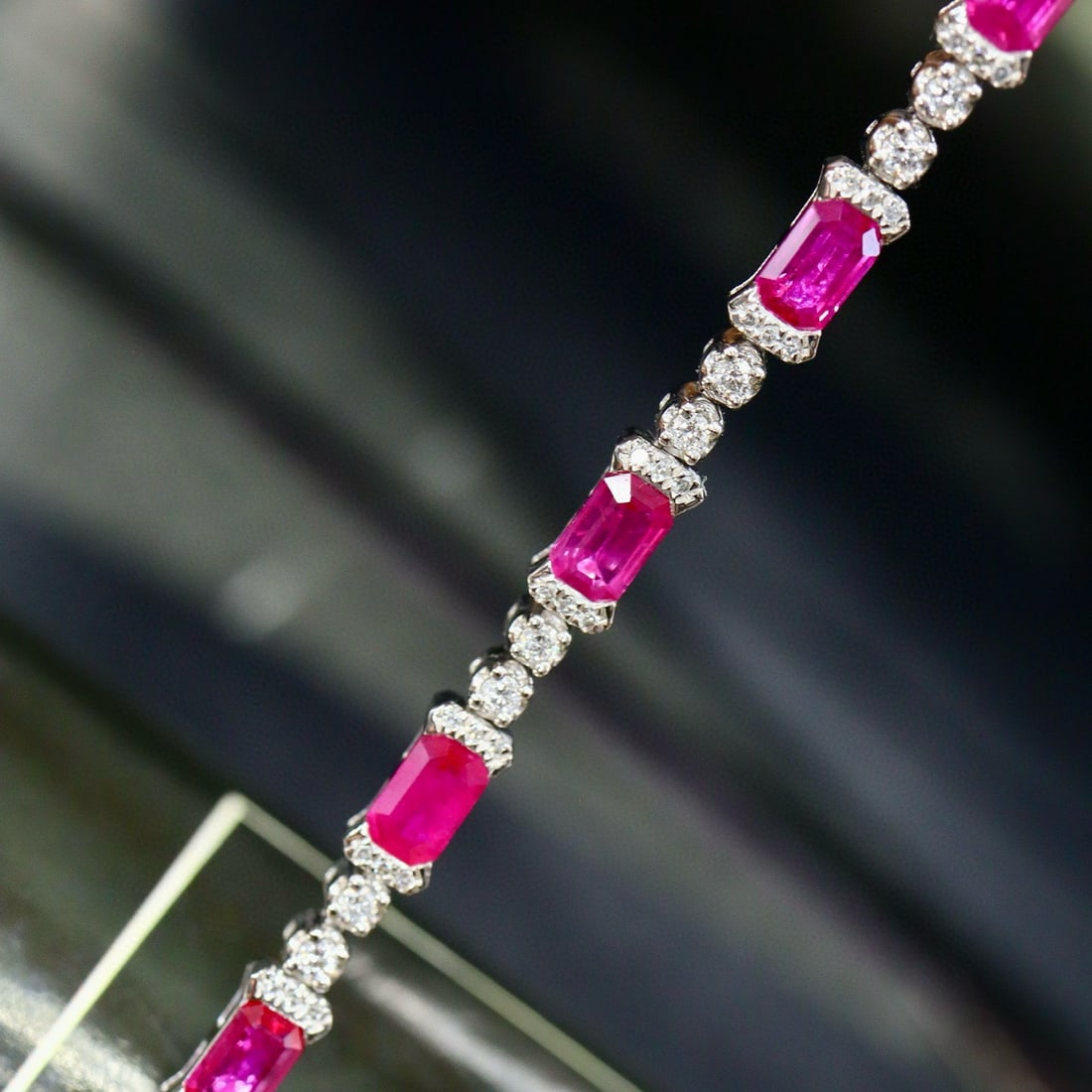 14k Gold 4.35 Ctw Natural Ruby & Lab Grown Diamond Bracelet: Ref:231029030 // gold content:14k gold // main gemstone:ruby // shape:octagonal // carat weight:3. 83ct // color:red // treatment:natural // // adjacent gemstone 2 : lab grown diamond // shape:round
