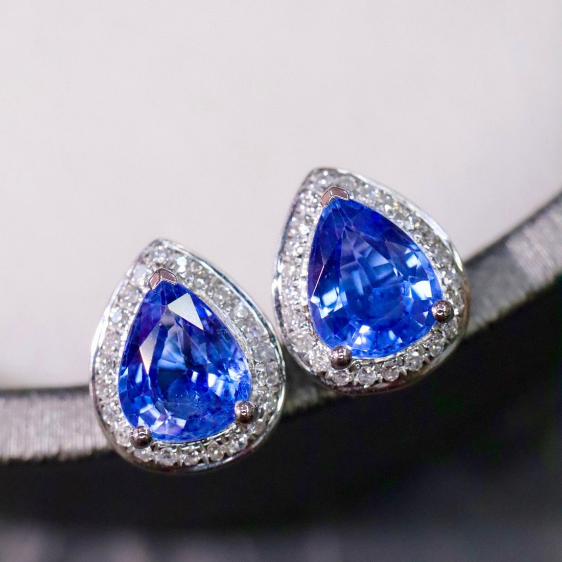 14k Gold 2.11 Ctw Natural Sapphire & Diamond Earrings: Ref:231029033 // gold content:14k gold // main gemstone:sapphire // shape:pear // carat weight:1. 93ct // color:blue // treatment:natural // // adjacent gemstone 2 : diamond // shape:round // carat