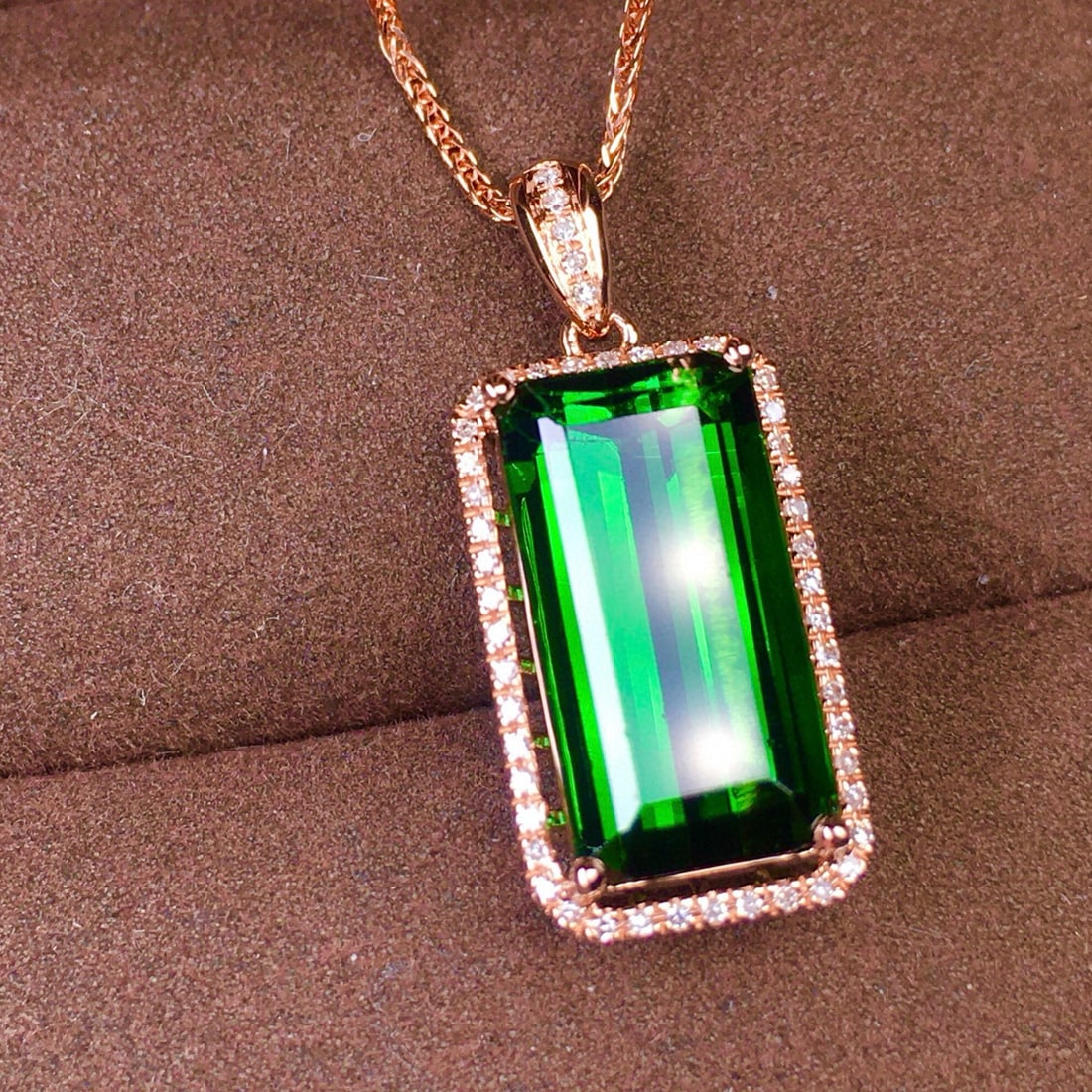 14k Gold 5.95 Ct Natural Tourmaline & Diamond Pendant( Without Chain ): Ref:231029046 // gold content:14k gold // main gemstone:tourmaline // shape:octagonal // carat weight:5. 95ct // color:green // treatment:natural // // adjacent gemstone 2 : diamond // shape:round //