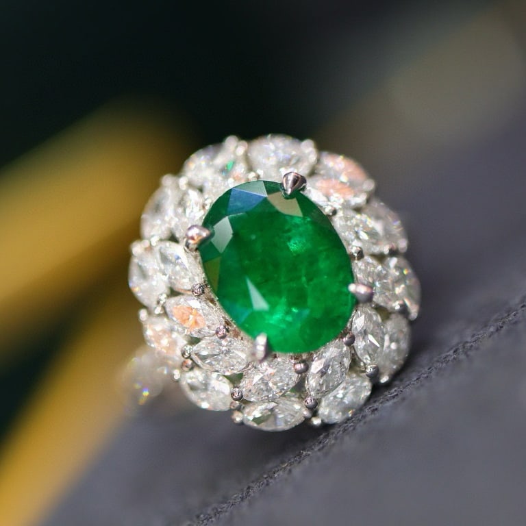 14k Gold 3.08 Ctw Natural Emerald & Diamond Ring: Ref:231029056 // gold content:14k gold // ring size:7. 25us // // main gemstone:emerald // shape:oval // carat weight:1. 74ct // color:green // treatment:natural // // adjacent gemstone 2 : diamond //