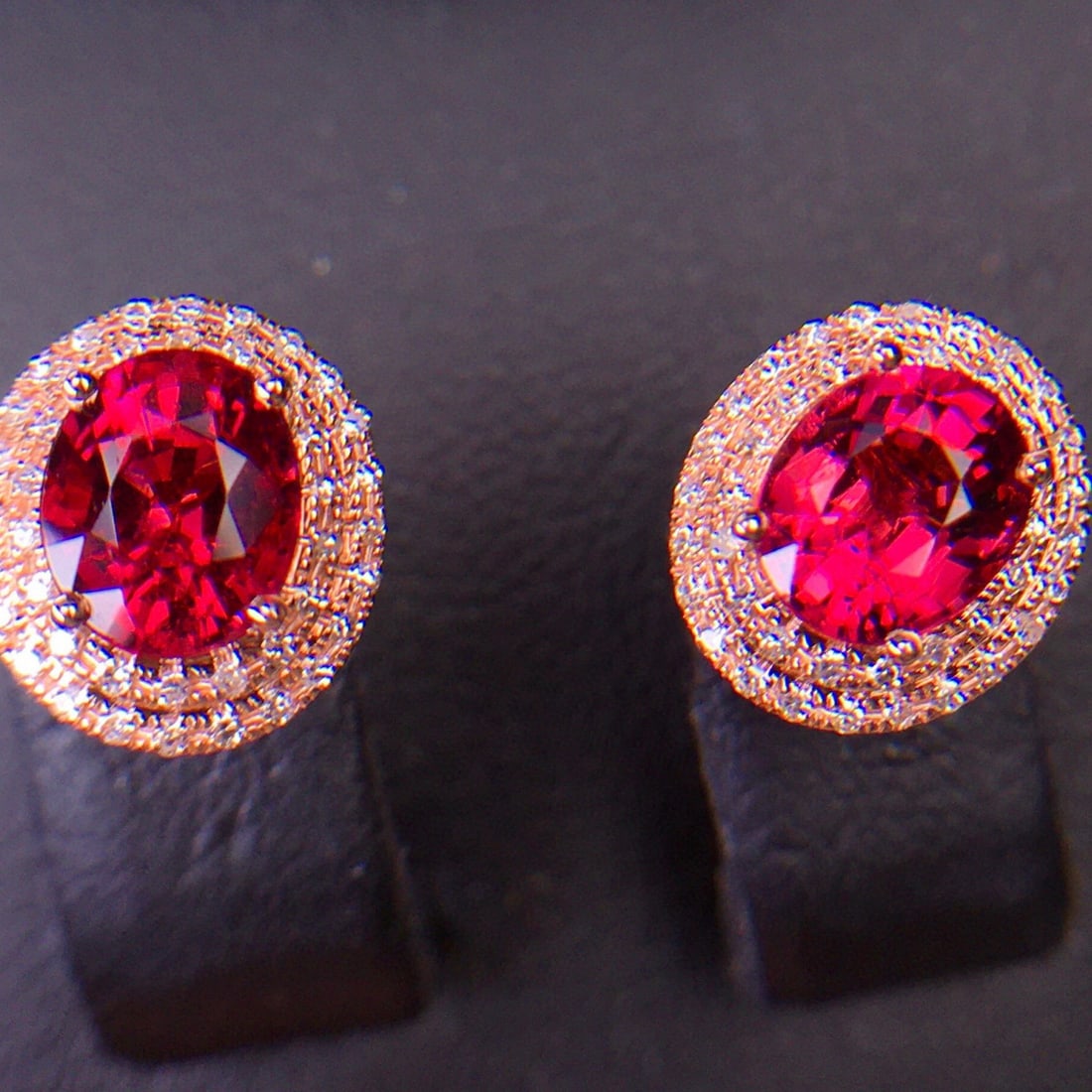 14k Gold 2.01 Ct Natural Tourmaline & Diamond Earrings: Ref:231029059 // gold content:14k gold // main gemstone:tourmaline // shape:oval // carat weight:2. 01ct // color:red // treatment:natural // // adjacent gemstone 2 : diamond // shape:round //
