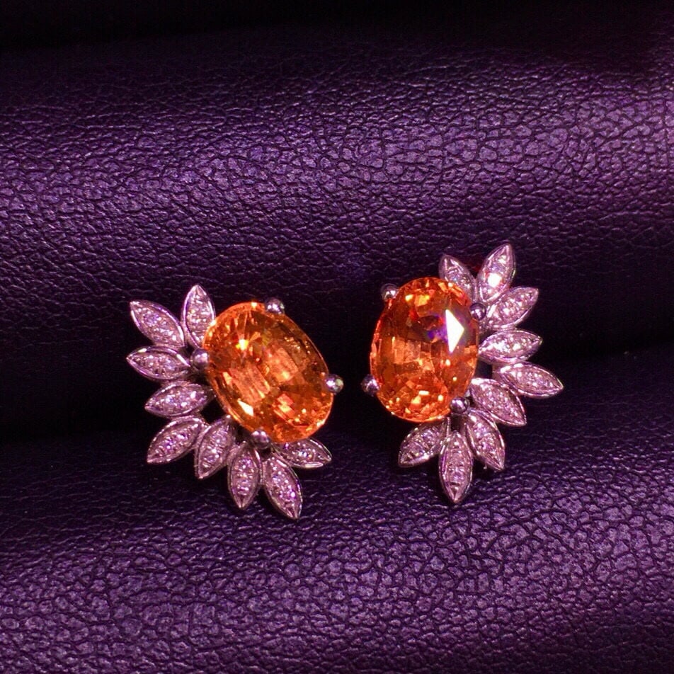 14k Gold 3.6 Ct Natural Spessartine & Diamond Earrings: Ref:231029066 // gold content:14k gold // main gemstone:spessartine // shape:oval // carat weight:3. 6ct // color:orange // treatment:natural // // adjacent gemstone 2 : diamond // shape:round //