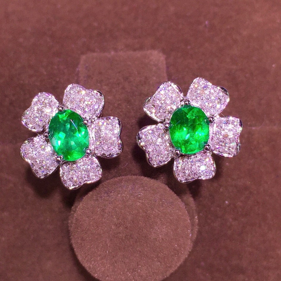 14k Gold 1.4 Ct Natural Emerald & Diamond Earrings: Ref:231029069 // gold content:14k gold // main gemstone:emerald // shape:oval // carat weight:1. 4ct // color:green // treatment:natural // // adjacent gemstone 2 : diamond // shape:round // clarity