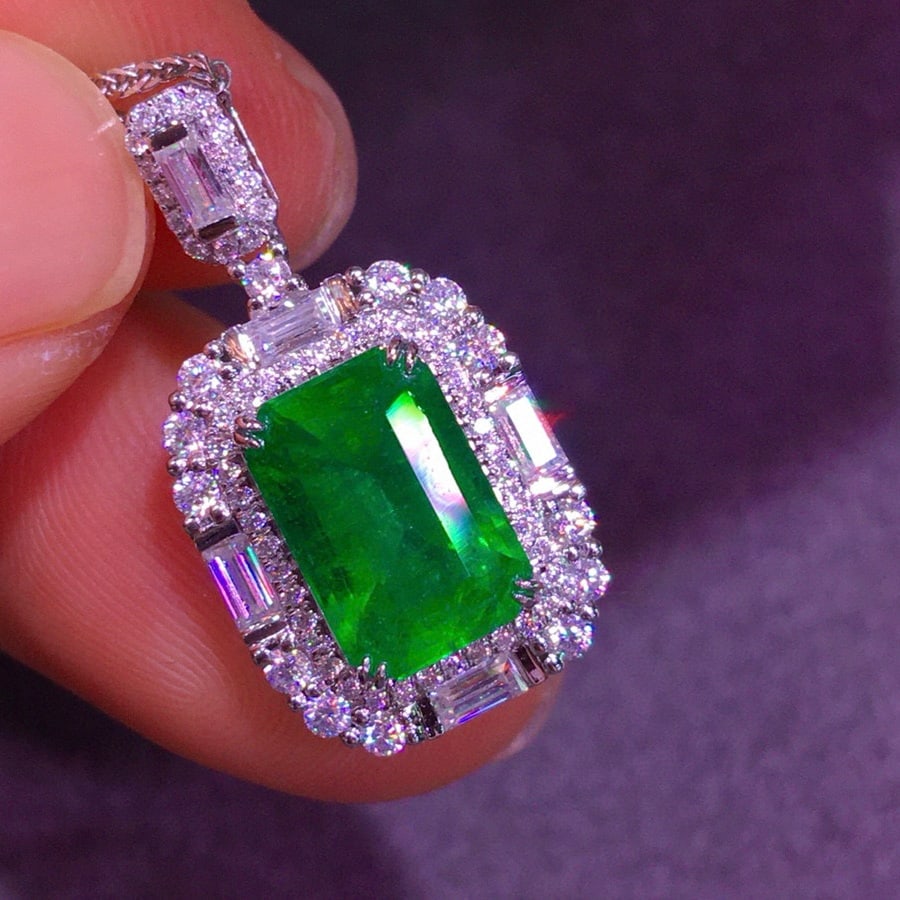 14k Gold 1.89 Ct Natural Emerald & Diamond Pendant( Without Chain ): Ref:231029073 // gold content:14k gold // main gemstone:emerald // shape:octagonal // carat weight:1. 89ct // color:green // treatment:natural // // adjacent gemstone 2 : diamond // shape:multiply //