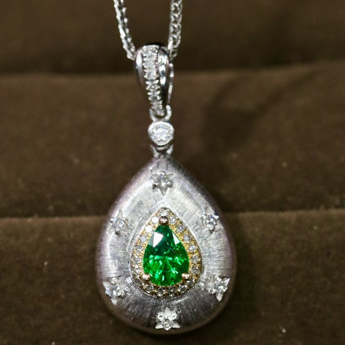 14k Gold 0.53 Ctw Natural Tsavorite & Diamond Pendant( Without Chain ): Ref:231029080 // gold content:14k gold // main gemstone:tsavorite // shape:pear // carat weight:0. 4ct // color:green // treatment:natural // // adjacent gemstone 2 : diamond // shape:round // carat