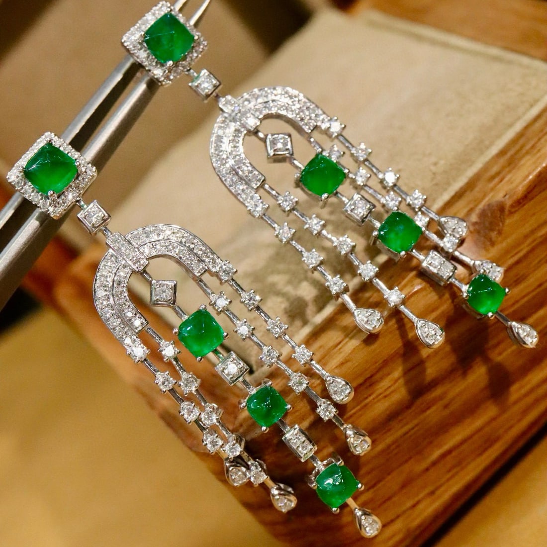 14k Gold 3.70 Ctw Natural Emerald & Diamond Earrings: Ref:231029084 // gold content:14k gold // main gemstone:emerald // shape:suger-loaf // carat weight:2. 52ct // color:green // treatment:natural // // adjacent gemstone 2 : diamond // shape:round //