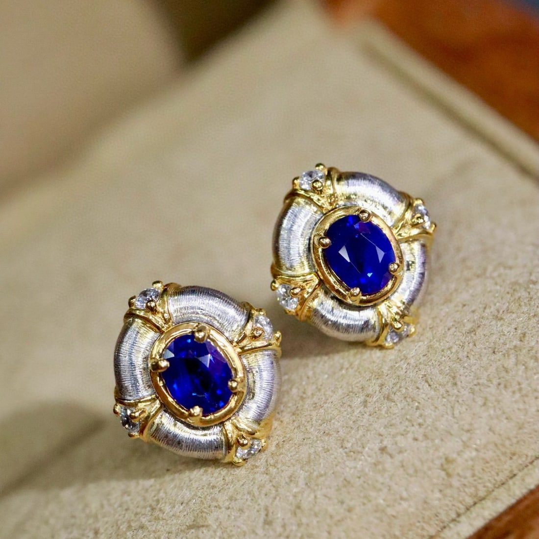 14k Gold 0.70 Ctw Natural Sapphire & Diamond Earrings: Ref:231029096 // gold content:14k gold // main gemstone:sapphire // shape:oval // carat weight:0. 58ct // color:blue // treatment:natural // // adjacent gemstone 2 : diamond // shape:round // carat