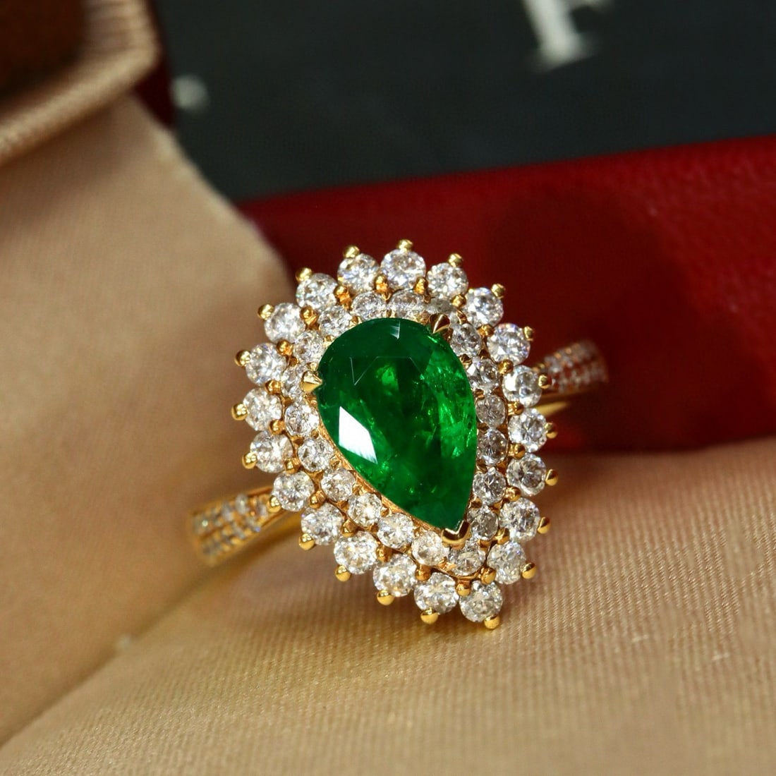 14k Gold 2.37 Ctw Natural Emerald & Diamond Ring: Ref:231029097 // gold content:14k gold // ring size:7. 25us // // main gemstone:emerald // shape:pear // carat weight:1. 01ct // color:green // treatment:natural // // adjacent gemstone 2 : diamond