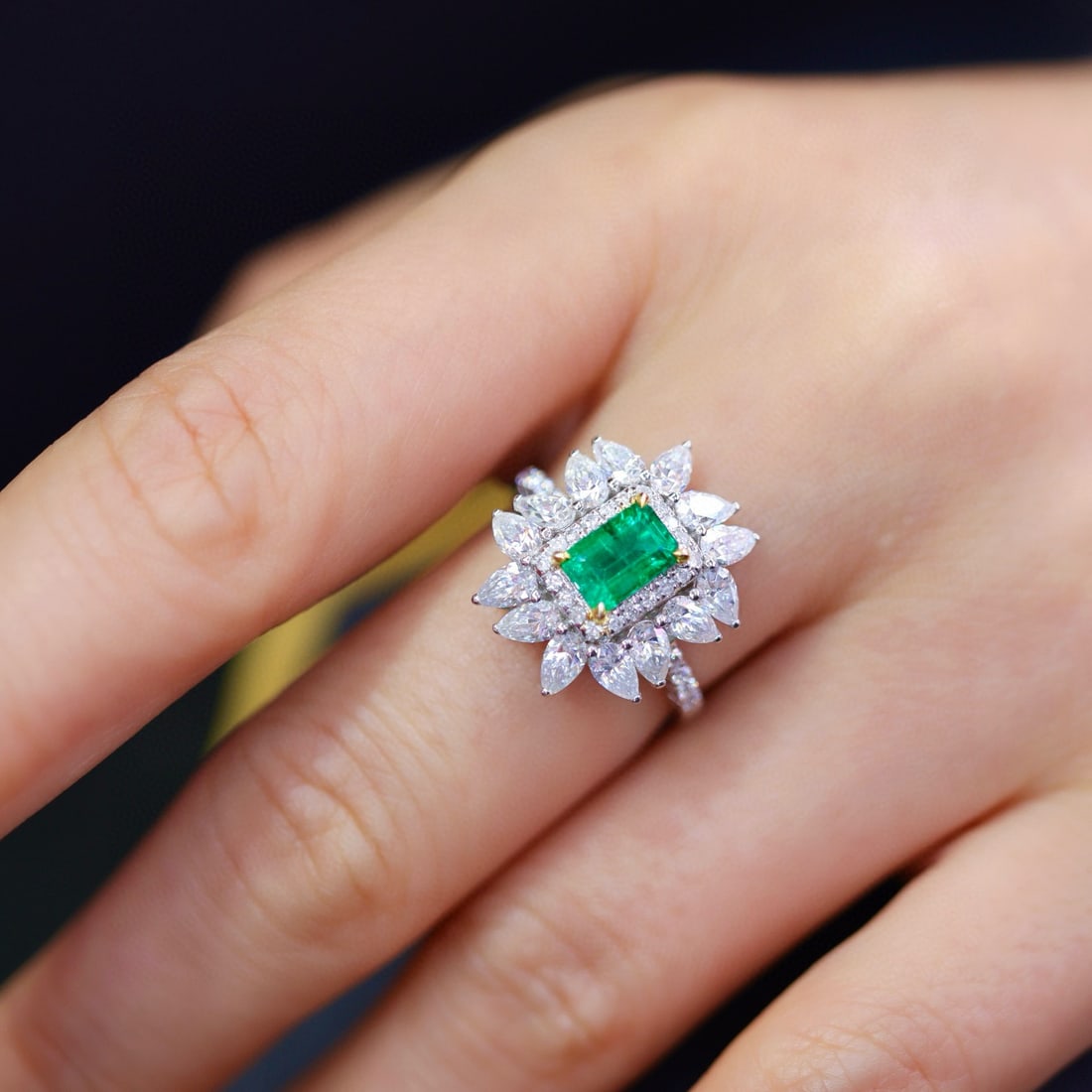 14k Gold 0.93 Ctw Natural Emerald & Diamond Ring - 4