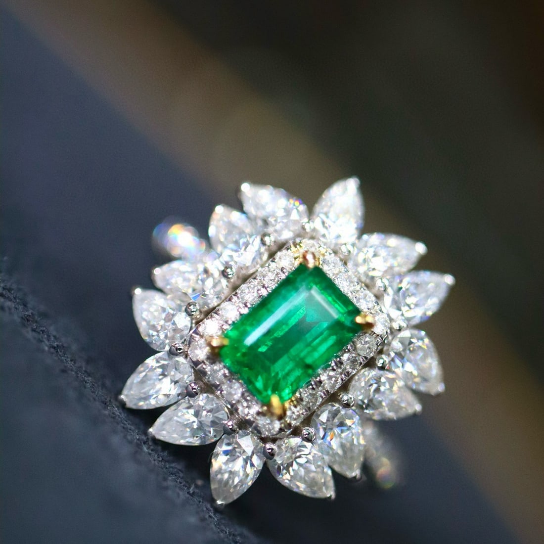 14k Gold 0.93 Ctw Natural Emerald & Diamond Ring - 5
