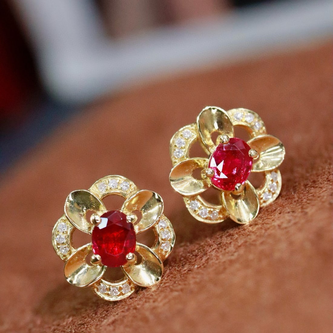14k Gold 0.73 Ctw Natural Ruby & Diamond Earrings: Ref:231029113 // gold content:14k gold // main gemstone:ruby // shape:oval // carat weight:0. 66ct // color:red // treatment:natural // cut grade:g // // adjacent gemstone 2 : diamond // shape:round