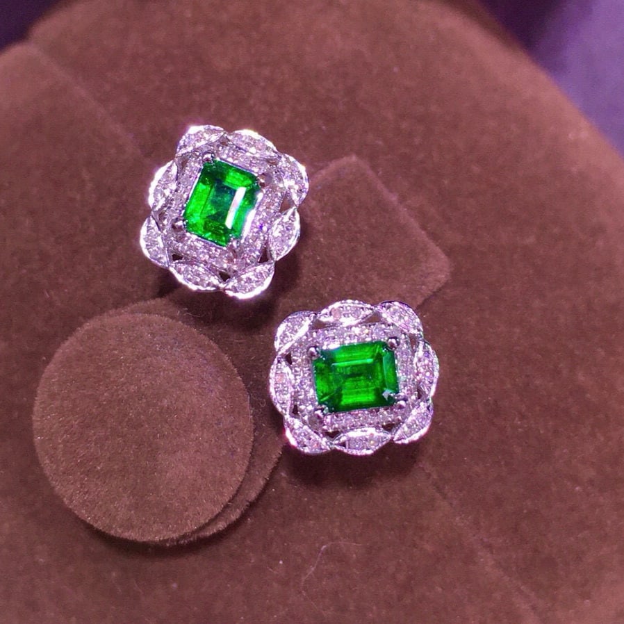 14k Gold 0.95 Ct Natural Emerald Earrings: Ref:231029116 // gold content:14k gold // main gemstone:emerald // shape:emerald // carat weight:0. 95ct // clarity grade:vs-si // color:green // treatment:natural // cut grade:g // High Estimate: