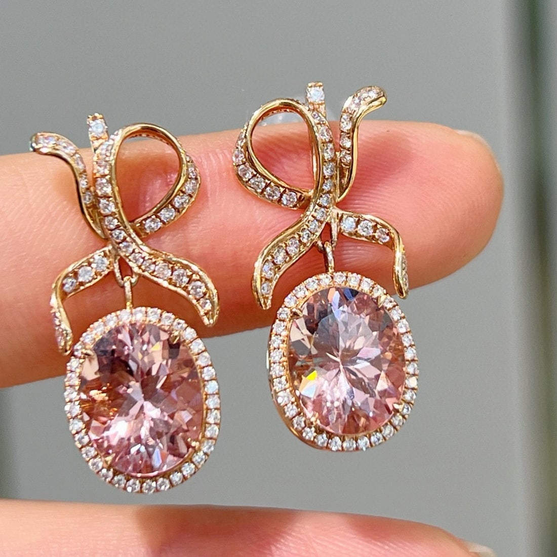 14k Gold 4.23 Ct Natural Morganite & Diamond Earrings: Ref:231029122 // gold content:14k gold // main gemstone:morganite // shape:oval // carat weight:4. 23ct // clarity grade:vs-si // color:pink // treatment:natural // cut grade:g // // adjacent