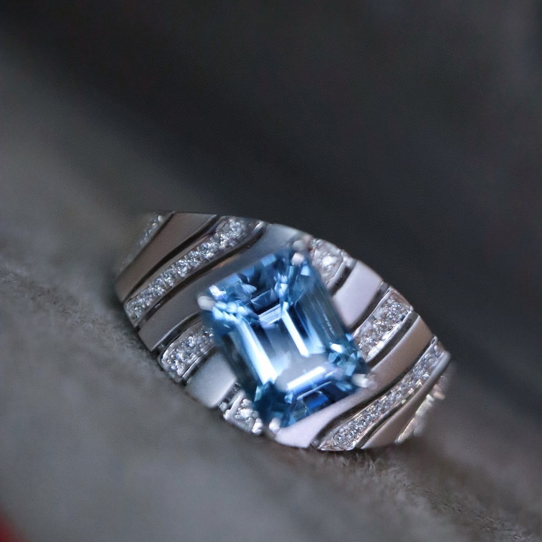 14k Gold 1.50 Ctw Natural Aquamarine & Diamond Ring: Ref:231029123 // gold content:14k gold // ring size:7. 25us // // main gemstone:aquamarine // shape:emerald // carat weight:1. 38ct // clarity grade:vs-si // color:blue // treatment:natural // cut