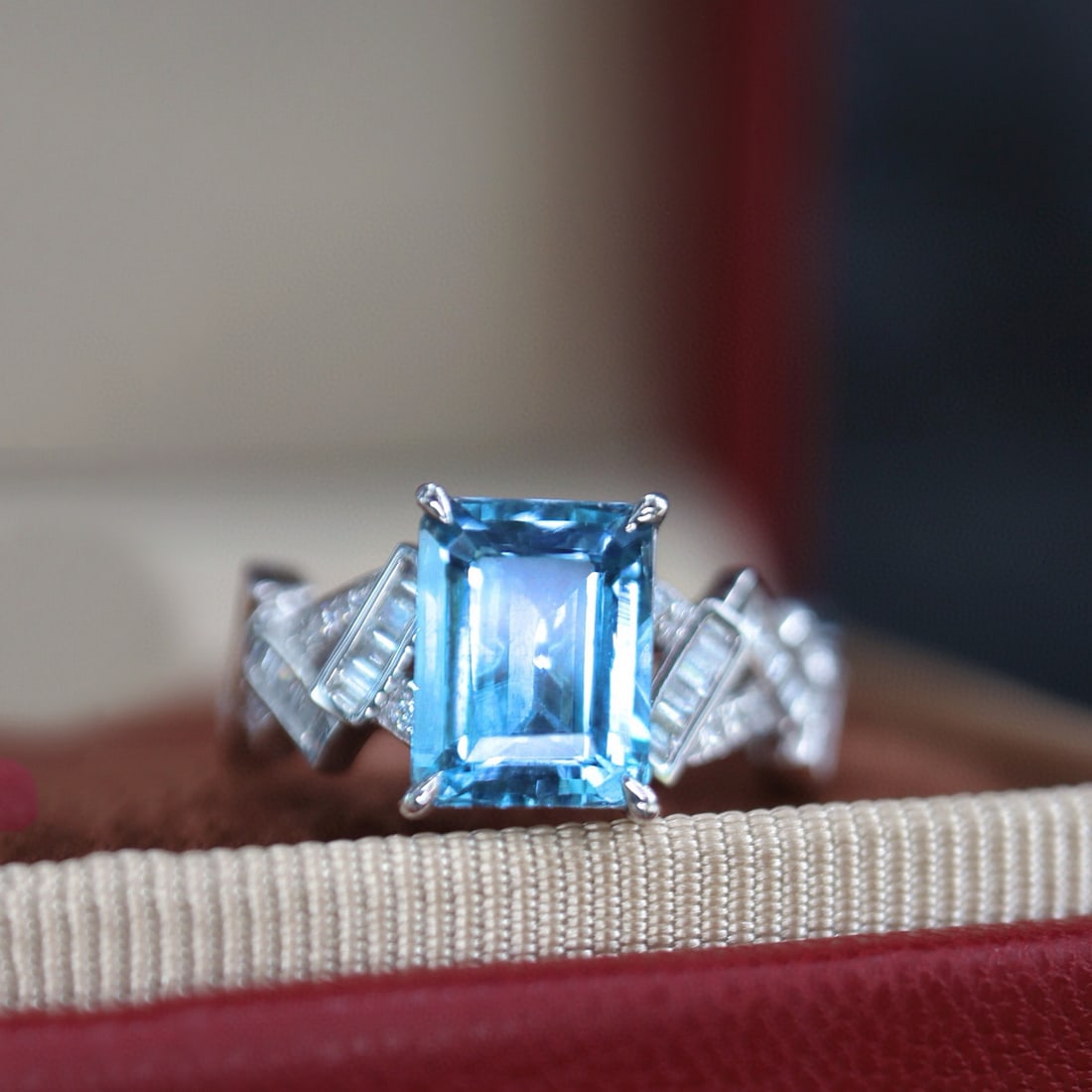 14k Gold 2.31 Ctw Natural Aquamarine & Diamond Ring: Ref:231029125 // gold content:14k gold // ring size:7. 25us // // main gemstone:aquamarine // shape:asscher // carat weight:1. 92ct // clarity grade:vs-si // color:blue // treatment:natural // cut